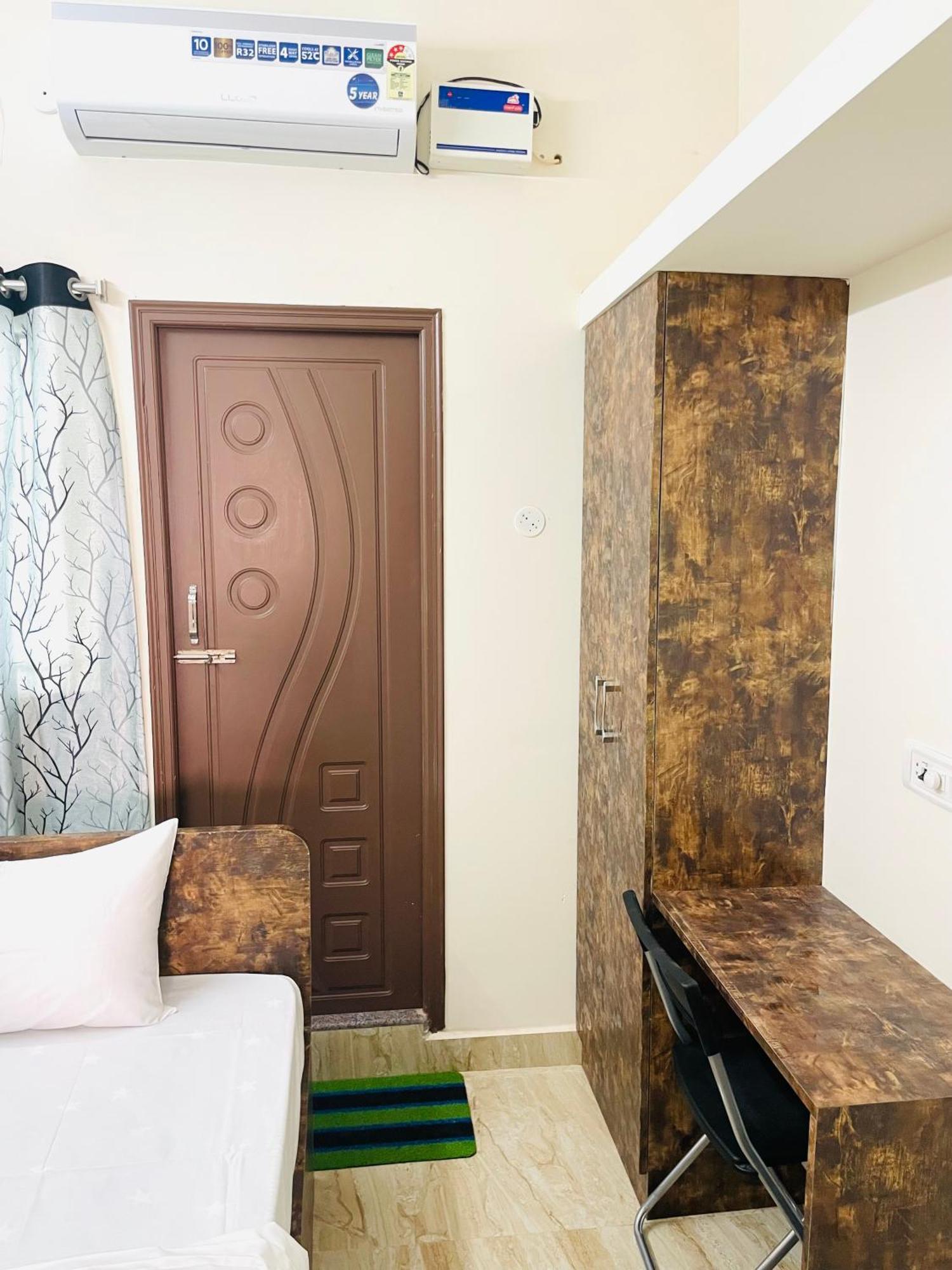 Pearl Stays, Tirupati - Very Convenient For The People Coming From Bangalore And Chennai - You Can Skip City Traffic While Reaching Any Temple In Tirupati - Covered Parking - 24Hrs Front Desk And Hot Water - Free Wifi - Flexible Checkin-In Check-Out 외부 사진